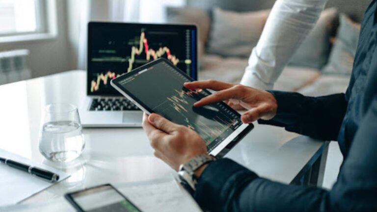 What a Command Economy Is and How It Works